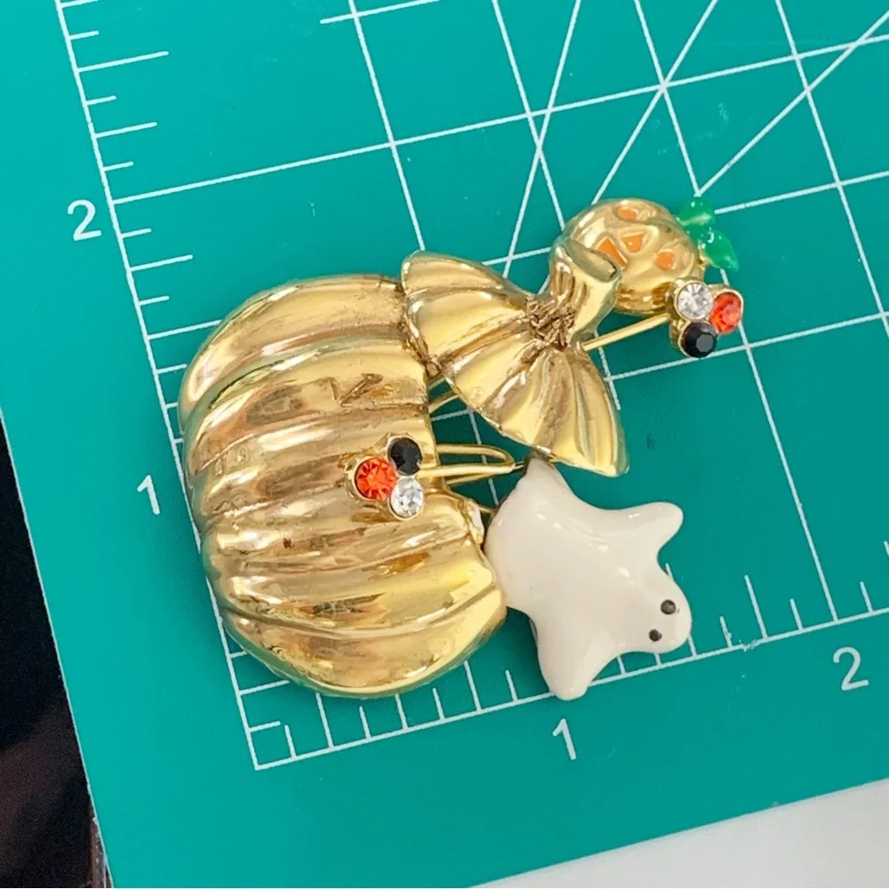 N/A halloween brooch